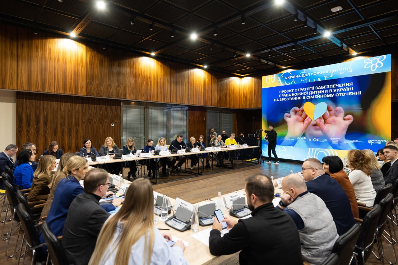 Зеленська в лаконічному костюмі розповіла про важливість зростання дітей у повноцінній родині