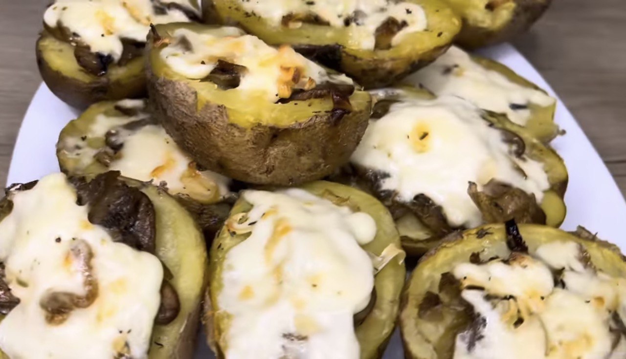 Как приготовить вкусные картофельные &quot;лодочки&quot; с грибами: простой пошаговый рецепт