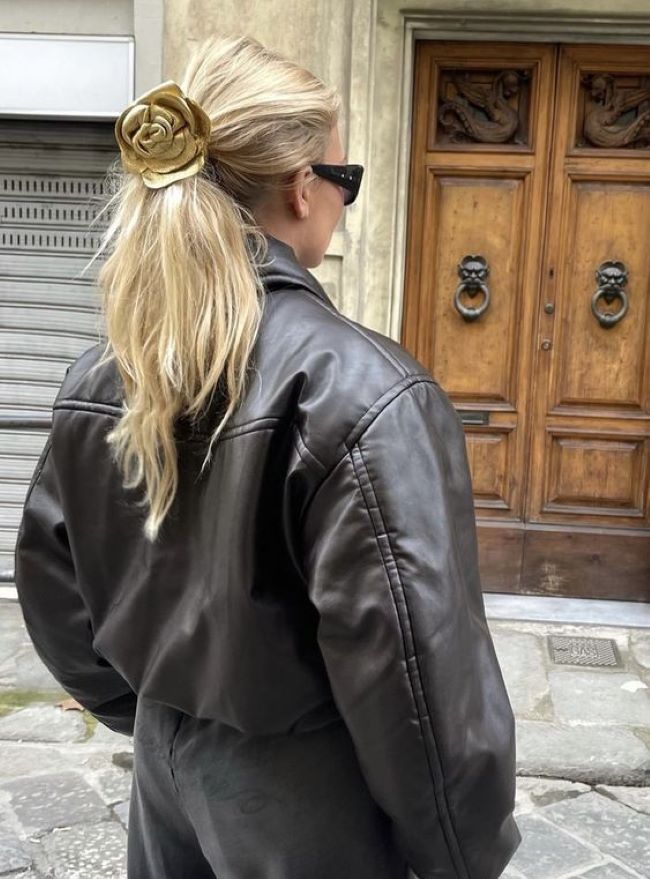 Как аккуратно и уместно добавить цветочные аксессуары в свой гардероб