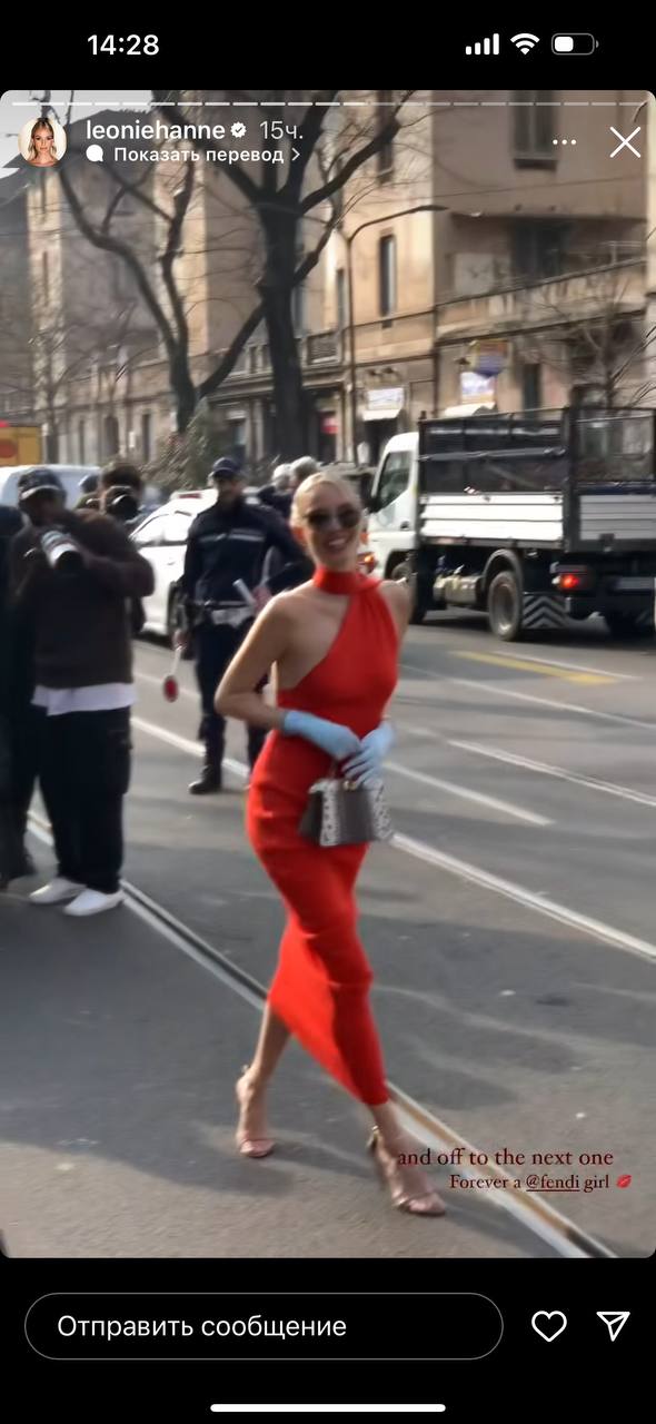 Леони Ганне показала, как носить красное платье с сумкой со змеиным принтом (фото)