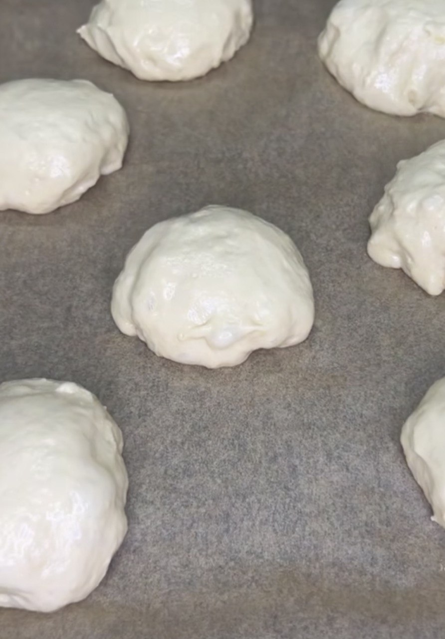 Будуть м'якими кілька днів: як приготувати картопляні булочки з соковитою начинкою