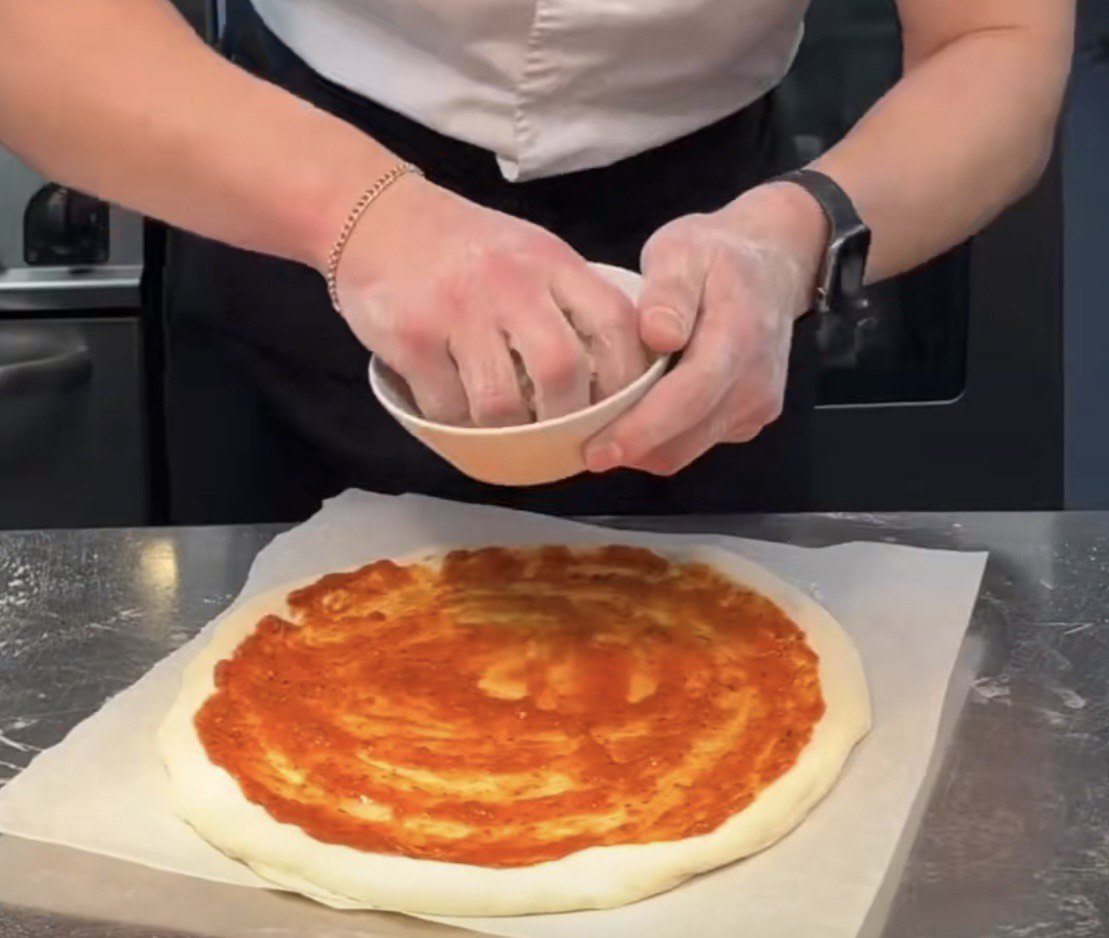 Як в ресторані та з &quot;правильними&quot; бортиками: рецепт домашньої піци від українського шеф-кухаря