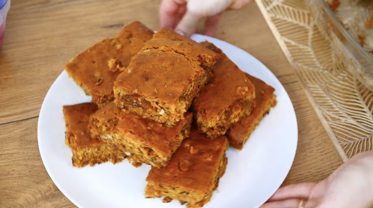 Без яєць та на мінеральній воді: рецепт незвичного заливного пирога з варенням