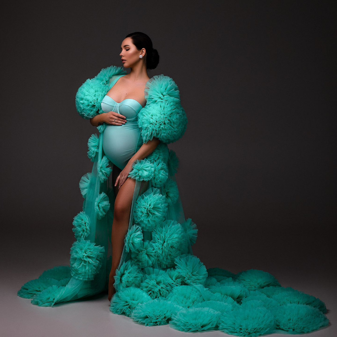 Жена Евгения Кота засветила беременный животик на последних сроках в яркой фотосессии