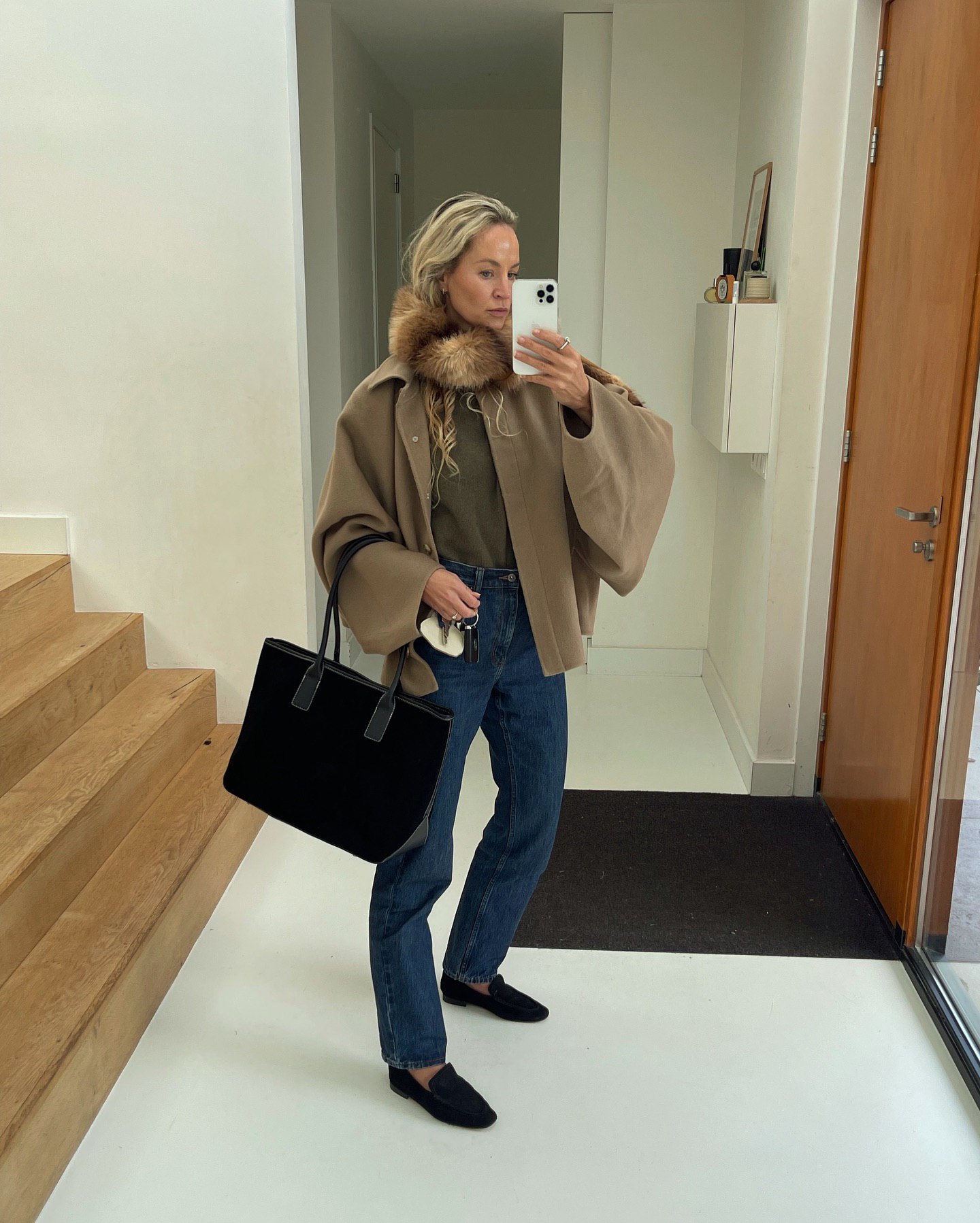 З чим носити джинси восени та взимку: блогерка показала 7 стильних образів на кожен день