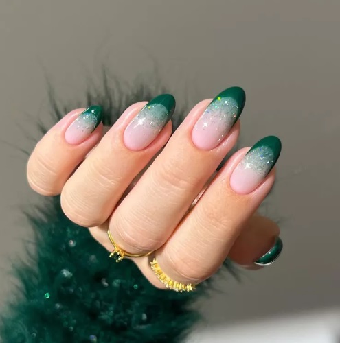 Какой цвет маникюра идеально подходит для празднования Нового года-2025: фото