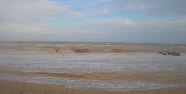 У Кирилівці море стало кольору какао: як зараз виглядає курортне селище (фото)