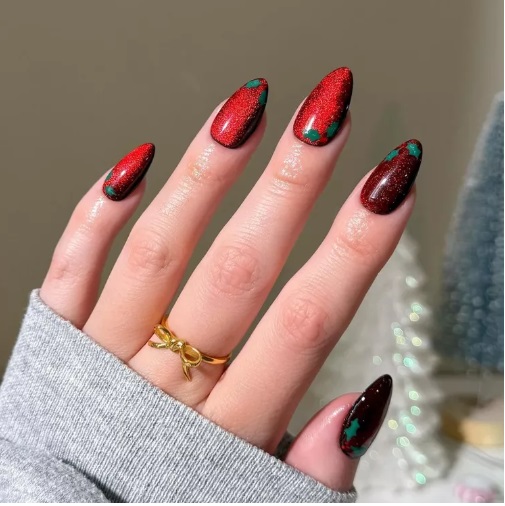 Червоний манікюр - розкішний варіант до Різдва та Нового року: добірка святкових дизайнів
