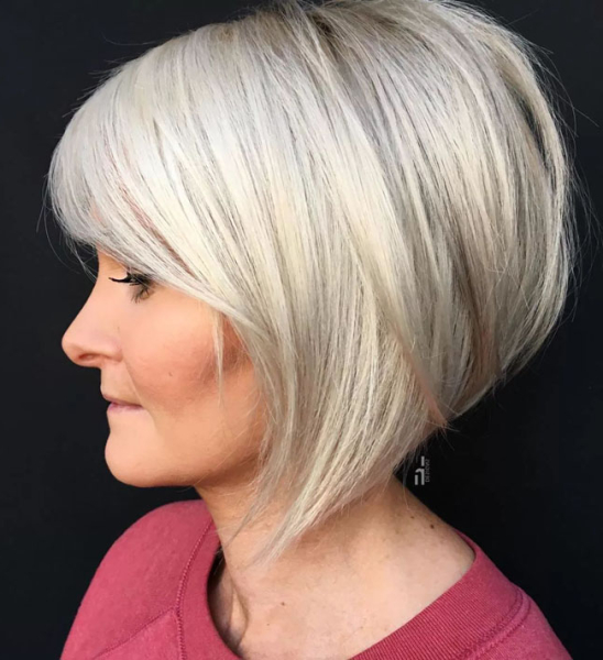 Стрижки, которые омолаживают: какие варианты и цвета стали главным трендом сезона