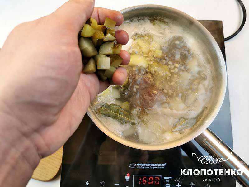 Клопотенко поделился рецептом идеального рассольника, добавив туда &quot;нестандартные&quot; огурцы