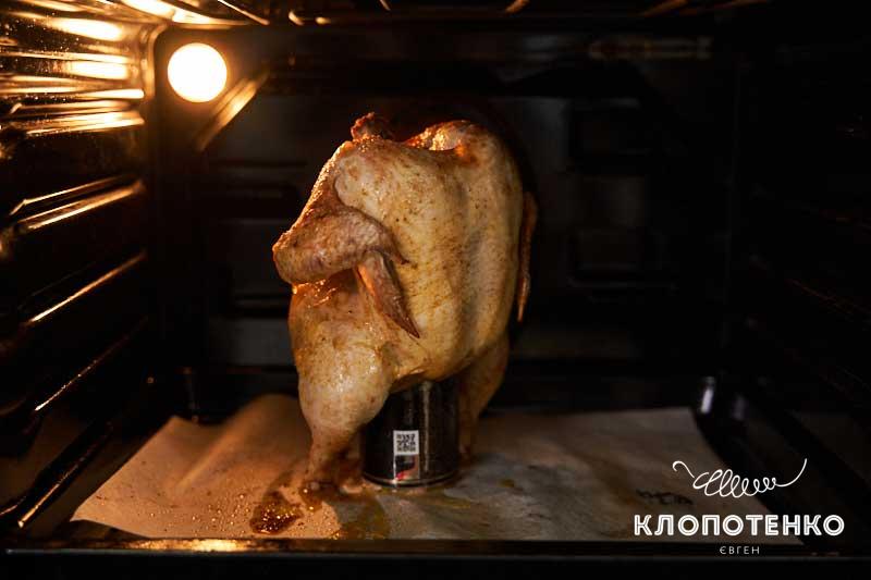 Клопотенко поділився рецептом ідеальної запеченої курки, посадивши її на пивну банку