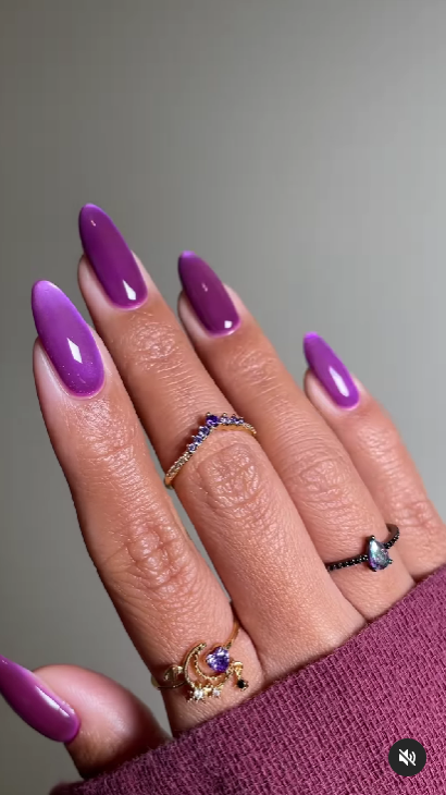 Манікюр &quot;оксамитове скло&quot; стає трендом: 11 модних ідей на зиму 2025