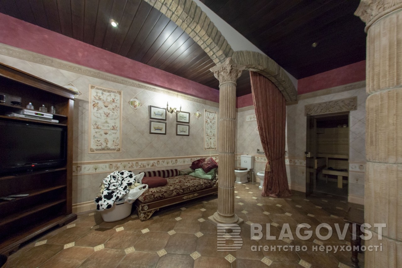 Власний ліфт і три рівні: як виглядає квартира за 28 мільйонів у центрі Києва (фото)