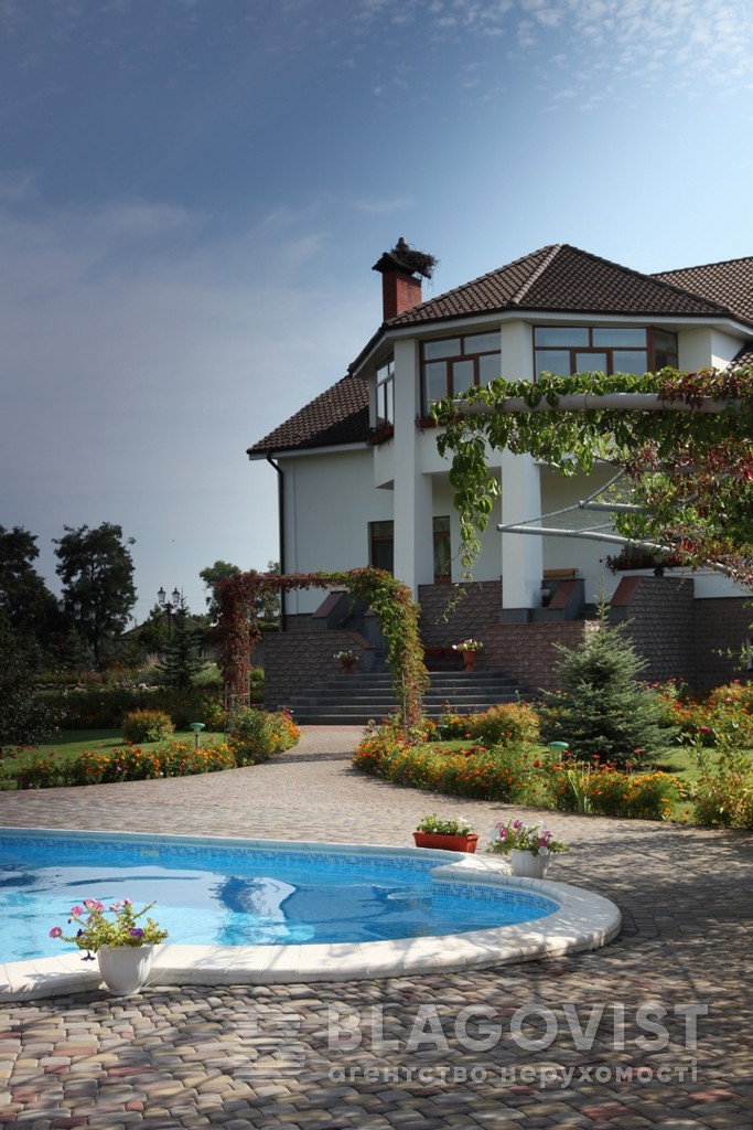 Під Києвом продають елітний особняк з місцем для тенісного корту і вертолітного майданчика (фото)