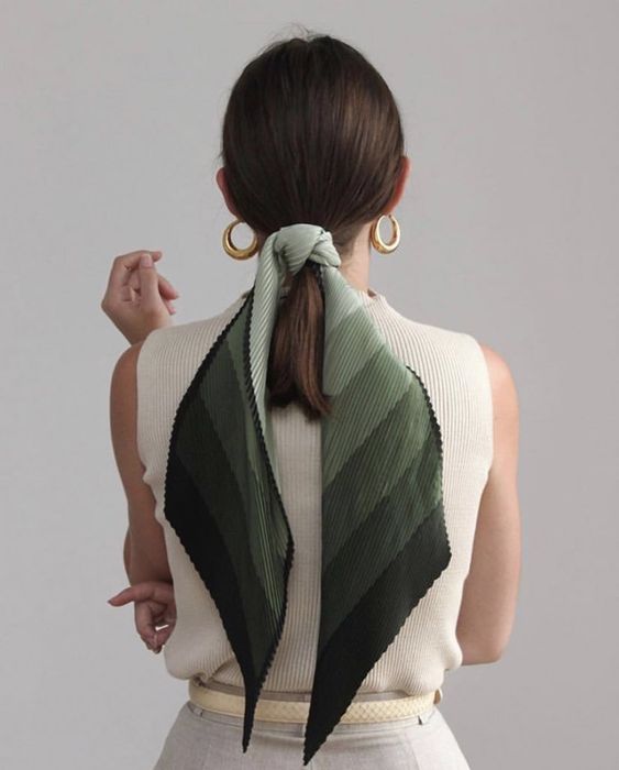 Платок - хит сезона! Как носить этот стильный аксессуар: яркие примеры с фото