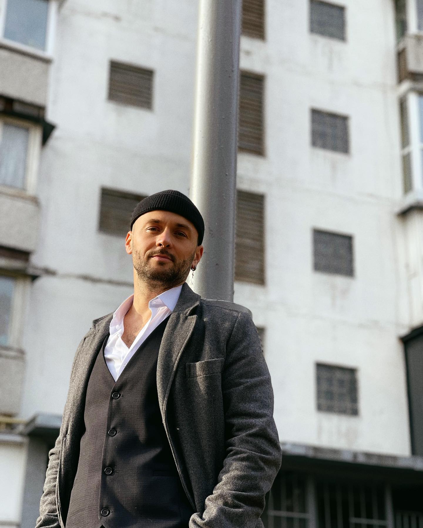 "Несколько дней лежал на полу". Маму украинского певца посадили в тюрьму