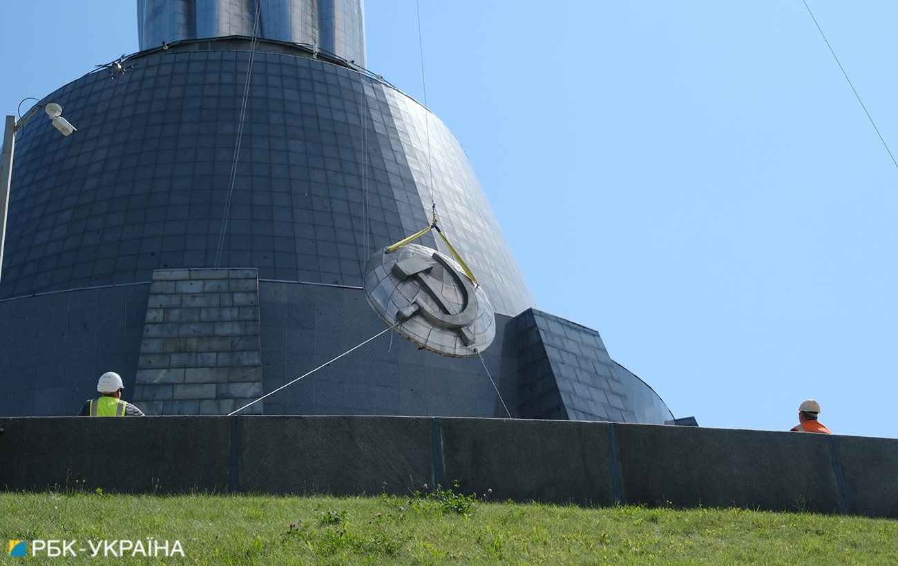 У росіян підгорає через демонтаж герба СРСР з &quot;Батьківщини-матері&quot;: відео істерики