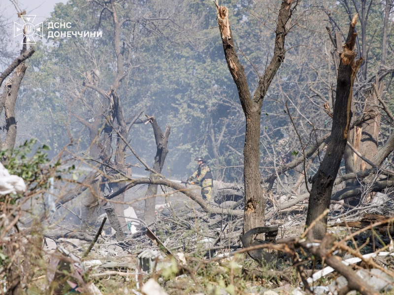 4 Russian bombs devastate Ukraine's Kramatorsk, rescuers pull people from the rubble