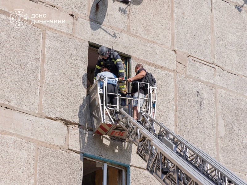 4 Russian bombs devastate Ukraine's Kramatorsk, rescuers pull people from the rubble