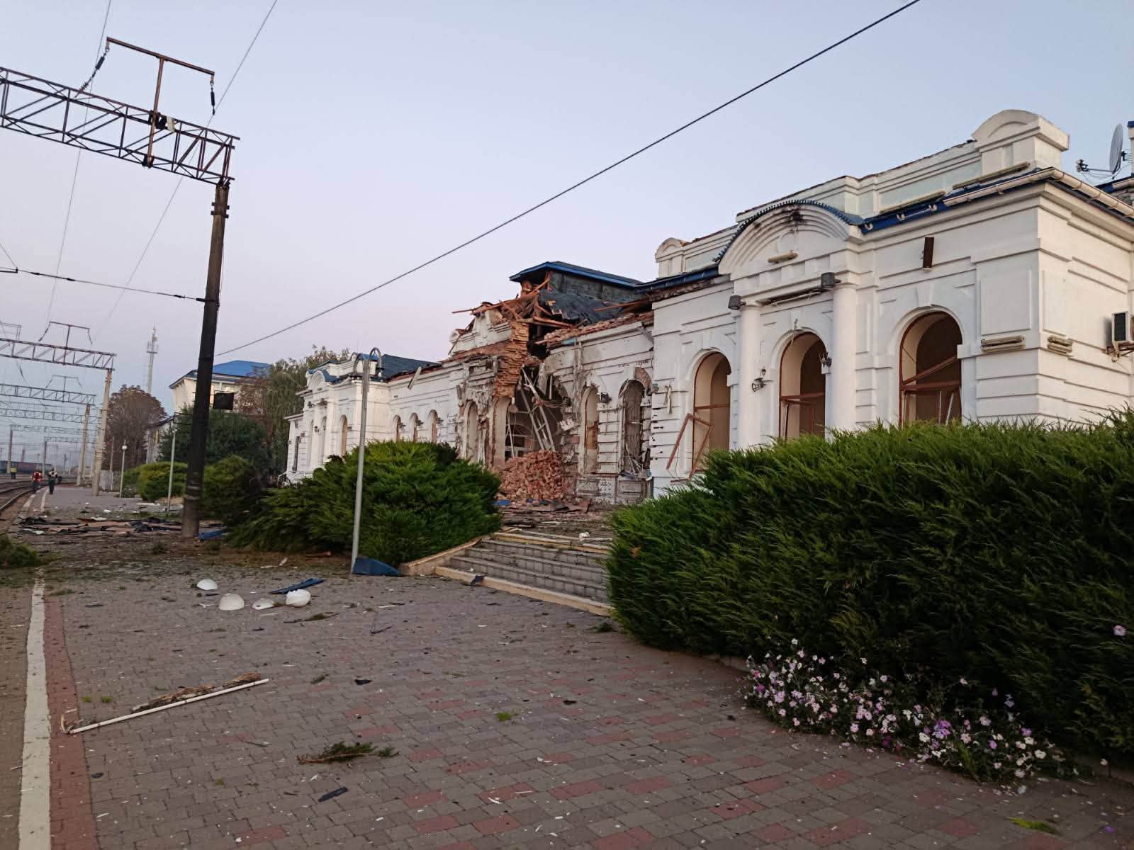 Зруйновані квартири, вокзал, водоканал, багато постраждалих: наслідки атаки по Україні