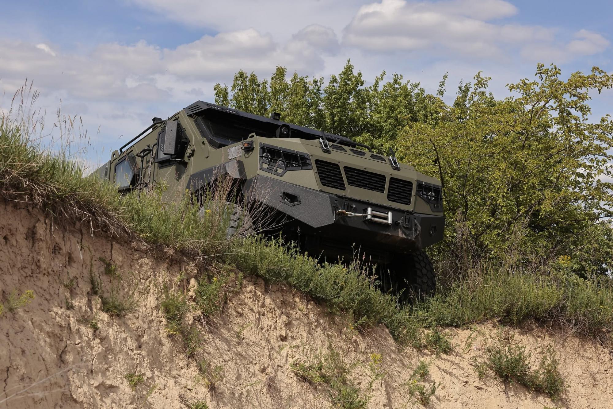 Возить дрони, міномети й боєприпаси: армія отримає новий броньований пікап "Гюрза"