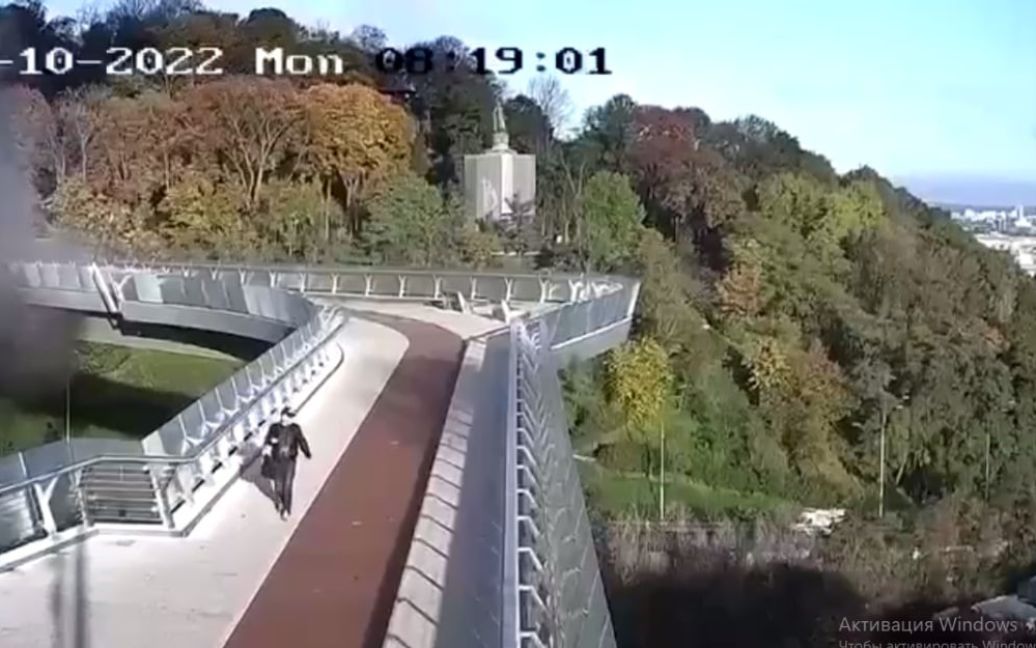 Как сейчас выглядит "мост Кличко", переживший российский ракетный удар (фото)