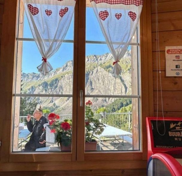 Папарацци &quot;подловили&quot; Меладзе в горах. Как выглядит продюсер после разрыва с Брежневой