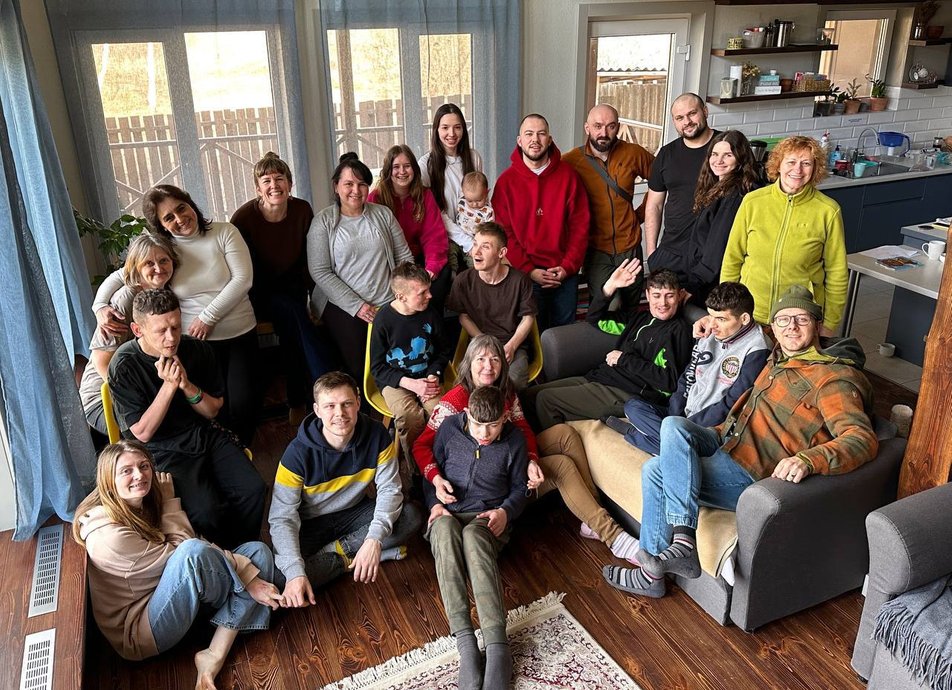 Американец взял под опеку шестерых украинцев с инвалидностью: трогательная история в фото