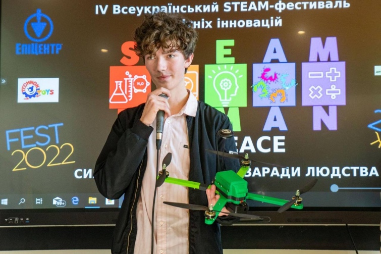 Український школяр розробив дрон-розвідник для пошуку мін (фото)