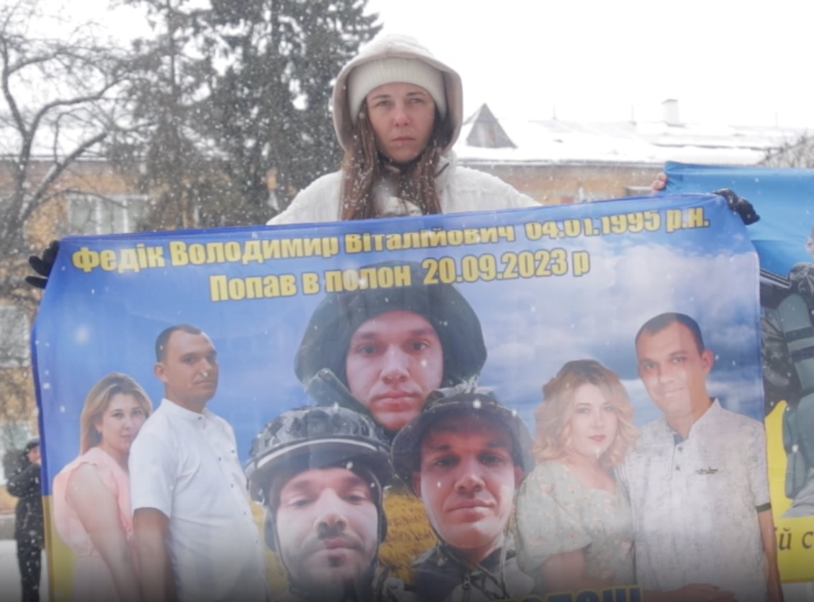 "Я бачив, він живий": історії родин, які чекають своїх з полону на кожному обміні