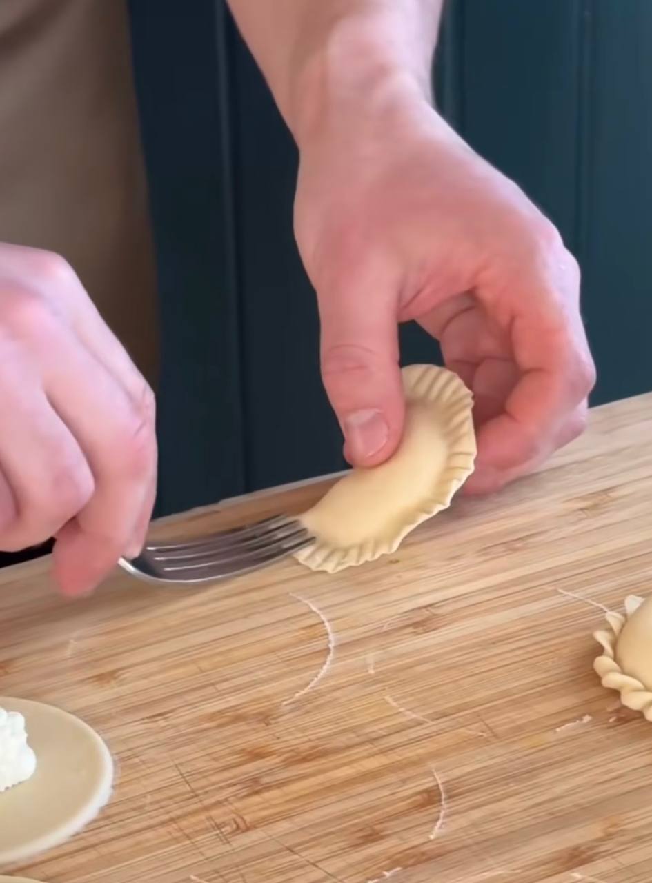 Украинский шеф-повар показал 3 оригинальных способа лепки вареников (видео)