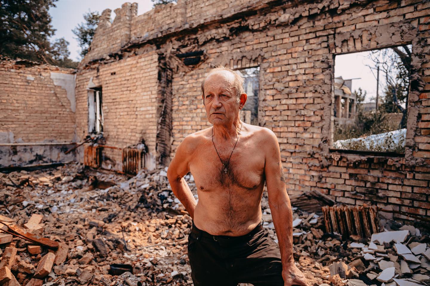 Мандрівники їздять Україною, розбираючи завалені домівки: як живуть і працюють magic-люди