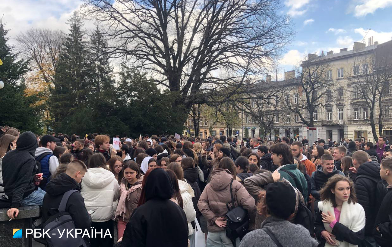 &quot;Освіта без комуністів&quot;. У Львові великий мітинг проти Фаріон, тисячі студентів вийшли на вулицю
