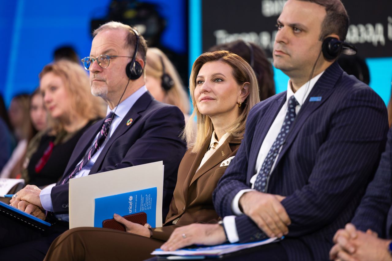 Зеленська в лаконічному костюмі розповіла про важливість зростання дітей у повноцінній родині