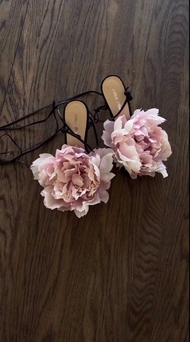 Как аккуратно и уместно добавить цветочные аксессуары в свой гардероб