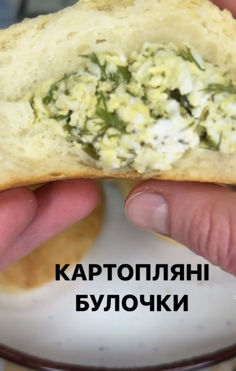 Будуть м'якими кілька днів: як приготувати картопляні булочки з соковитою начинкою