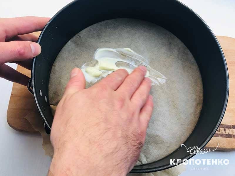 Найпростіший яблучний пиріг на кефірі від Євгена Клопотенка: швидко і дешево!