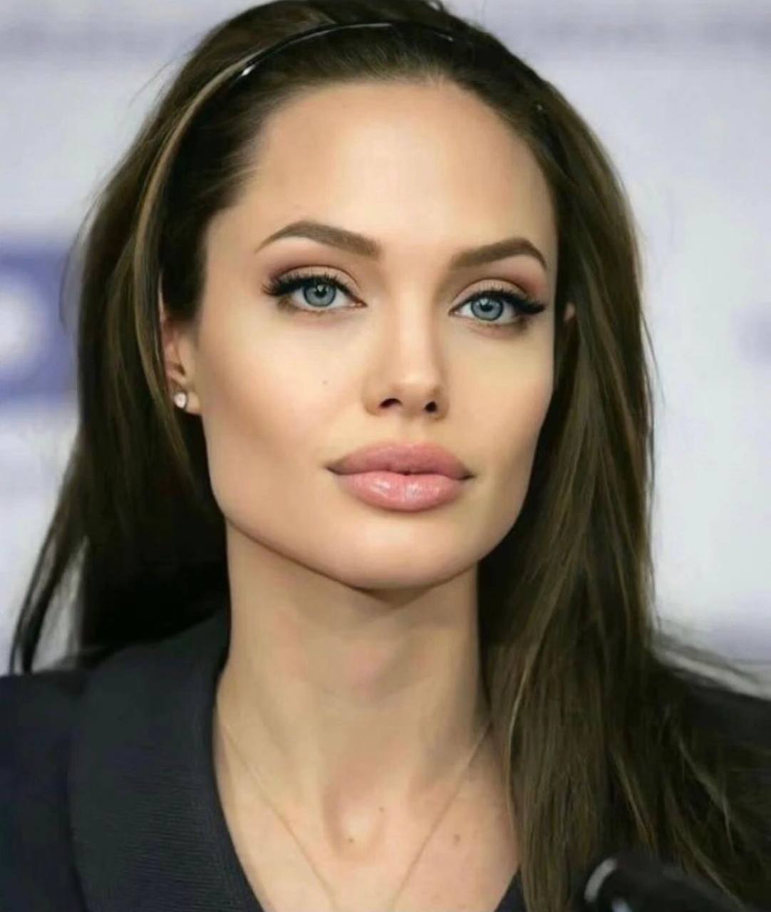 Штучний інтелект показав, як може виглядати еталон краси Анджеліна Джолі