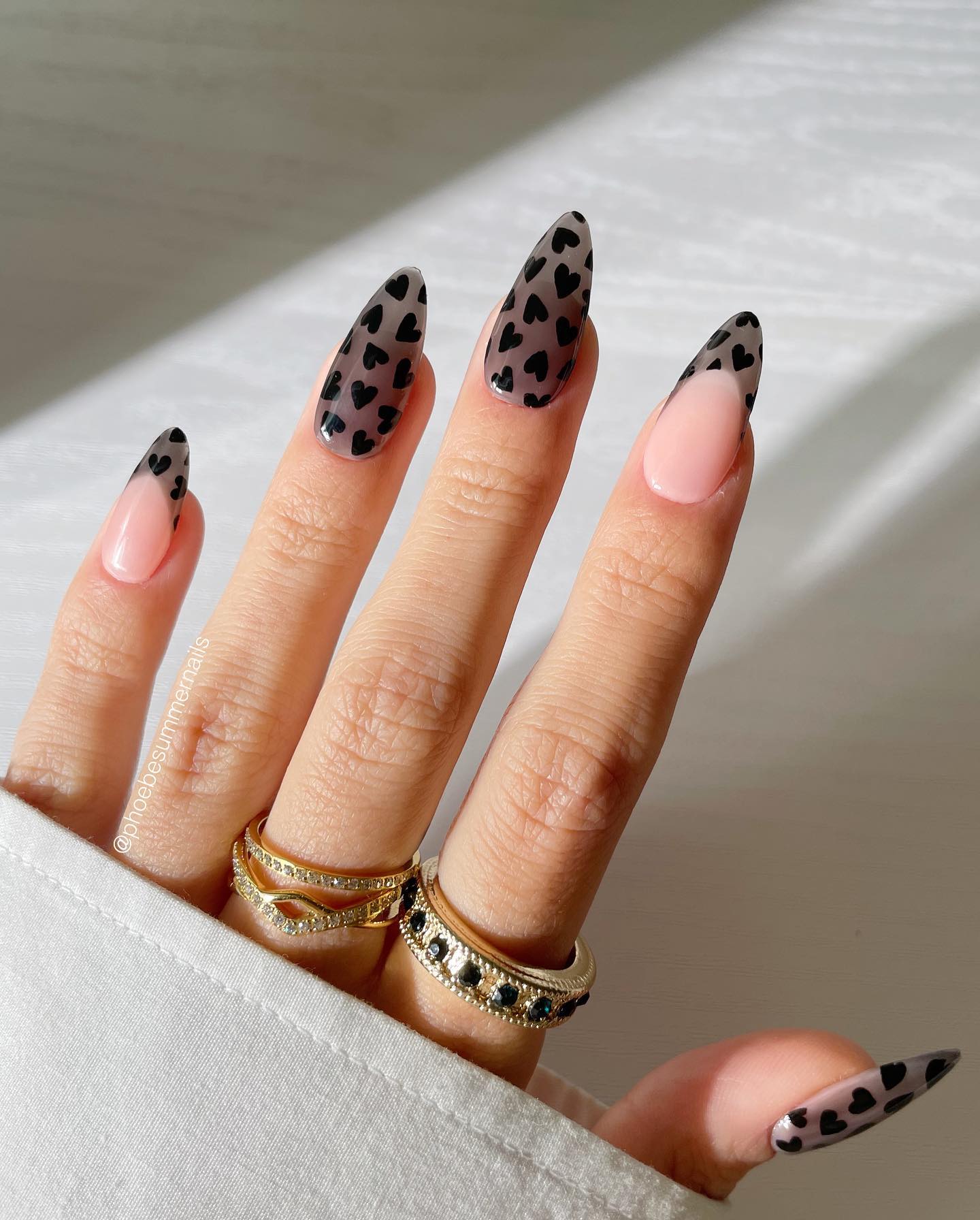 Как выглядит модный черный маникюр на осень 2024 года: идеи стильных дизайнов