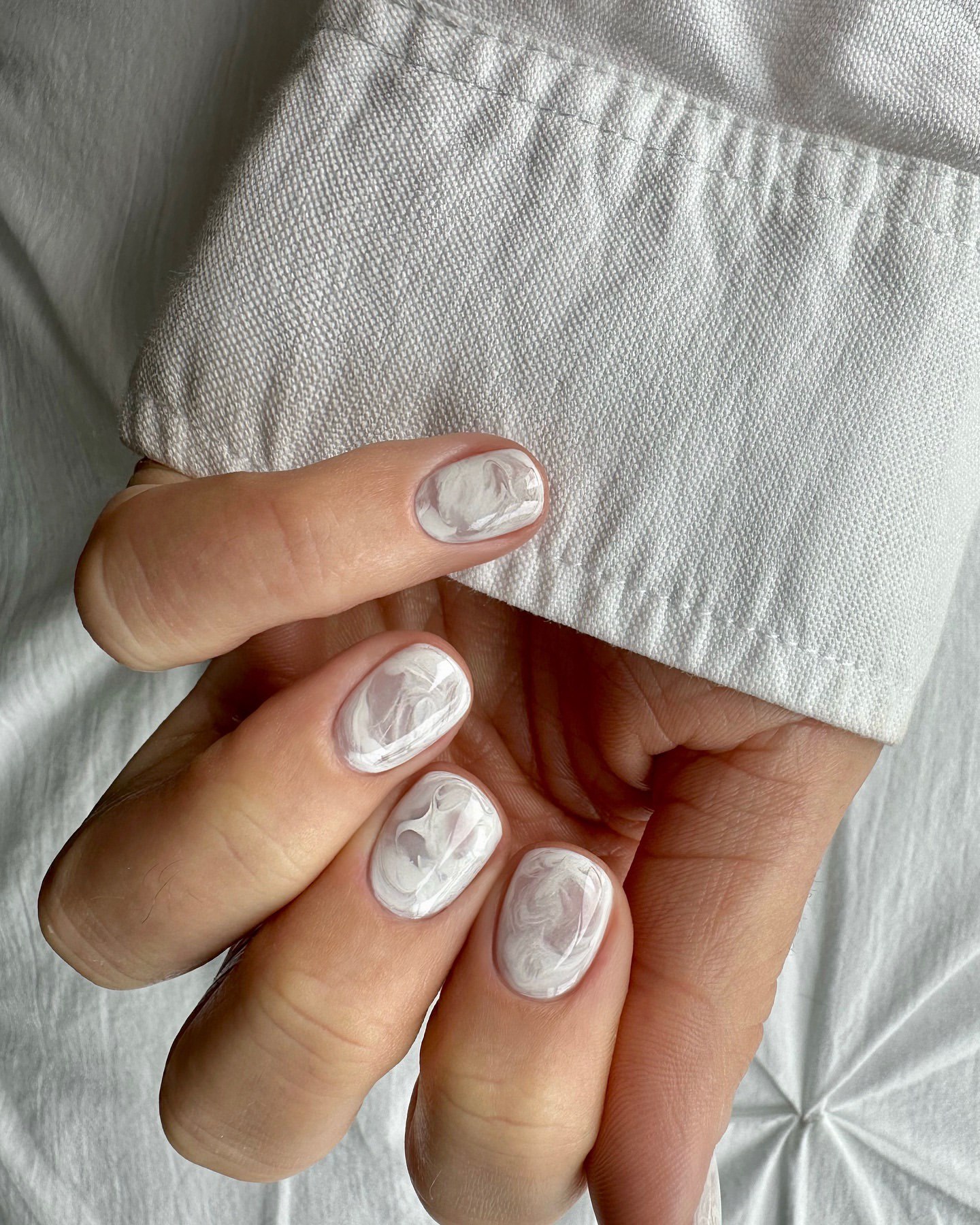 Белый маникюр не выходит из моды: идеи стильных дизайнов на осень 2024