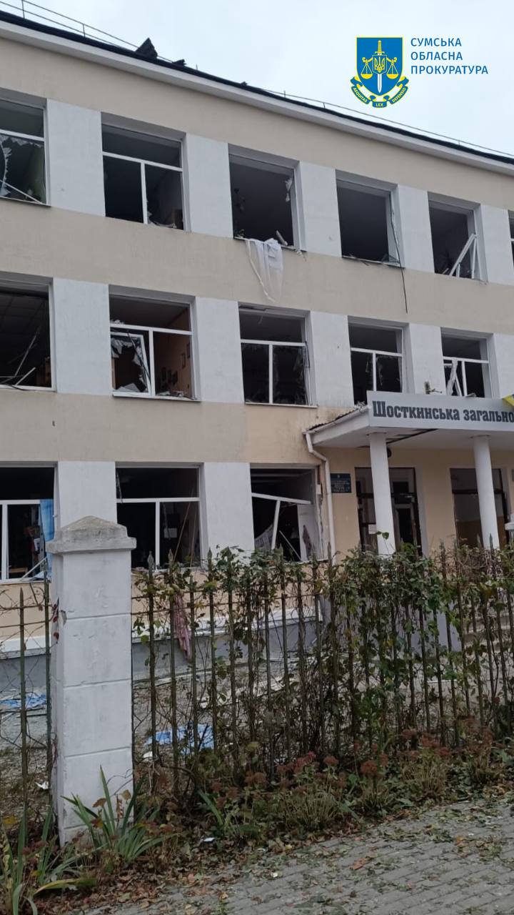 Россияне разрушили пожарную часть в Шостке: пострадали спасатели (фото, видео)