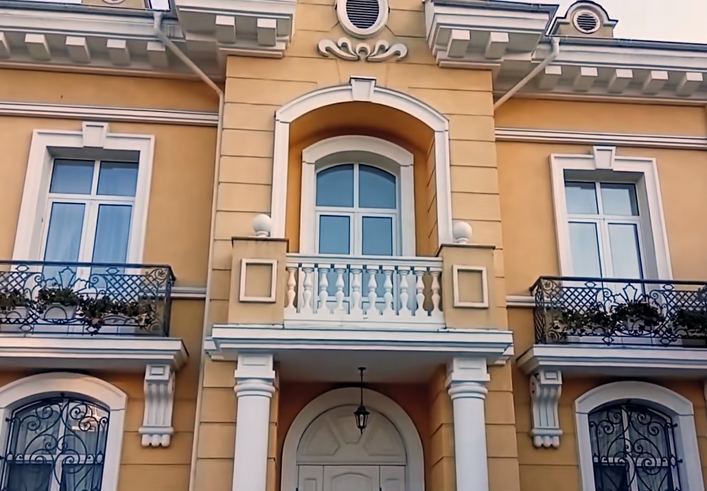 Несмак і претензійність: у Києві показали будинки за мільйони доларів зі спірним дизайном (фото)