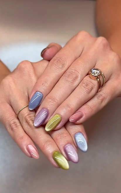 Манікюр &quot;оксамитове скло&quot; стає трендом: 11 модних ідей на зиму 2025