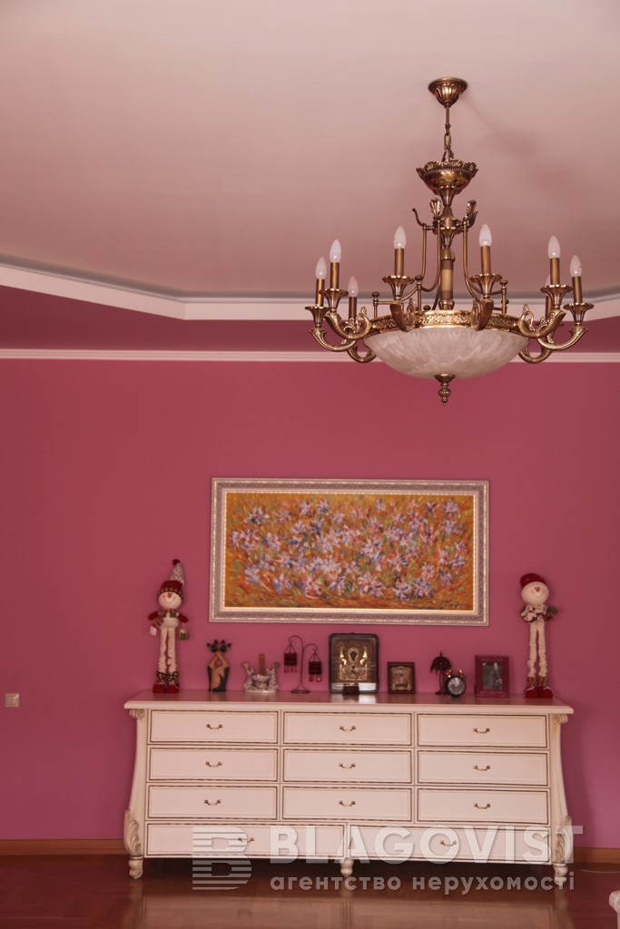 Під Києвом продають елітний особняк з місцем для тенісного корту і вертолітного майданчика (фото)