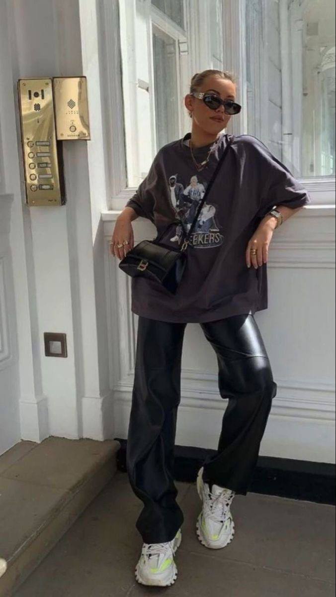 Стилист рассказала, как правильно подобрать кожаные брюки, чтобы оставаться в тренде