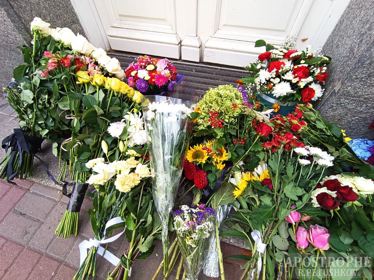 Українці несуть квіти до посольства Британії в Києві, вшановуючи пам'ять Єлизавети II