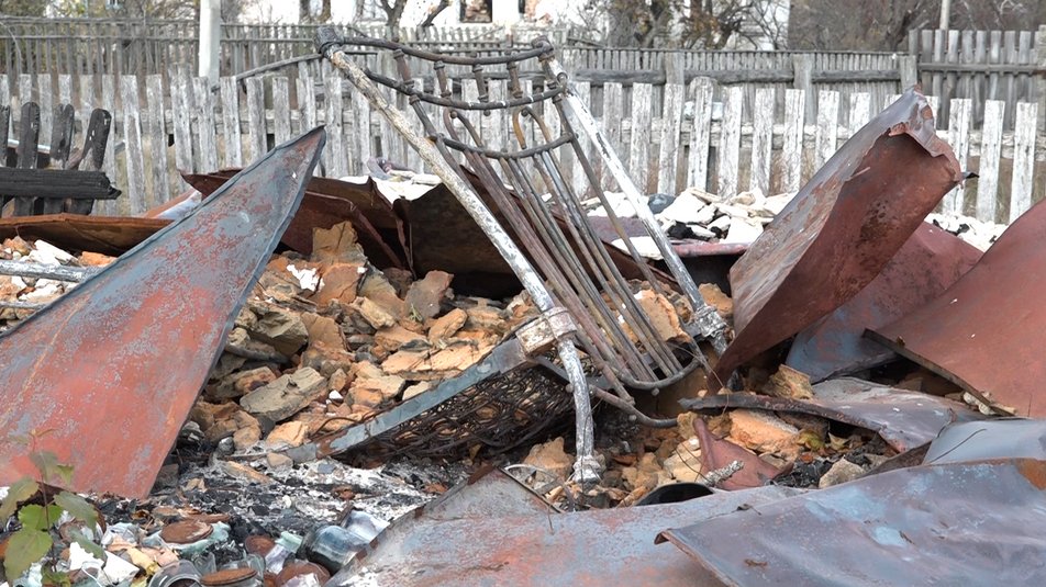 Во дворе лежат осколки боеприпасов: в селе у границы с Беларусью осталось четверо жителей