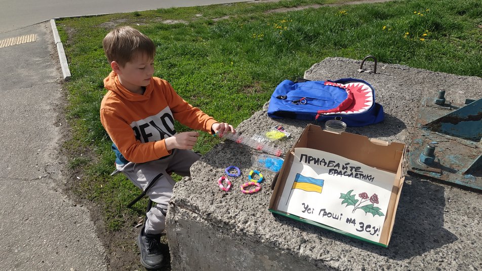 Маленький українець виготовляє і продає браслети, щоб допомогти ЗСУ (фото)