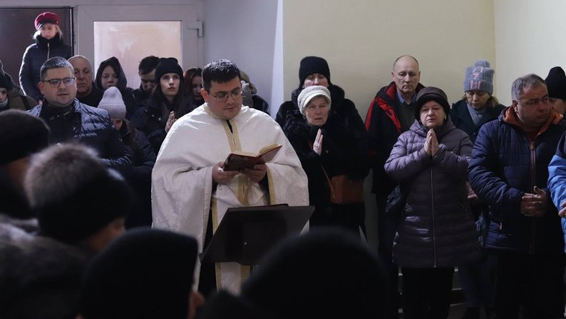 "Молились усі". Провели в останню путь 5-річного Велеса, який помер після видалення зубів