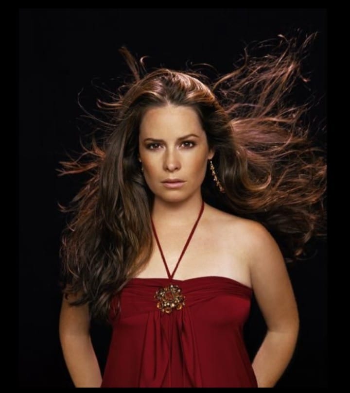 Звезду просто не узнать. Как сегодня выглядит Пайпер из сериала &quot;Все женщины - ведьмы&quot;